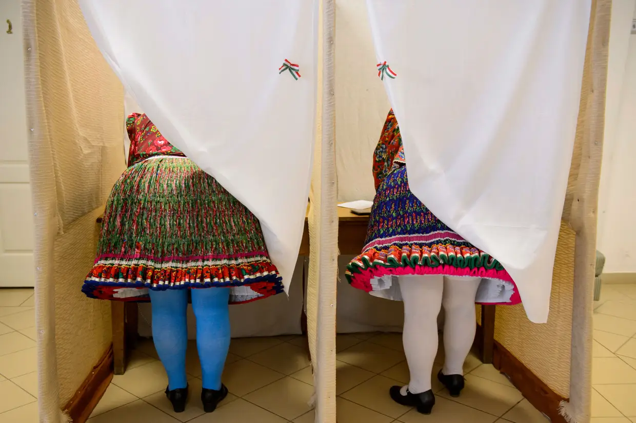 Húngaras de trajes tradicionais.
