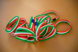 Na Hungria são oferecidas pulseiras a quem vota pela primeira vez.