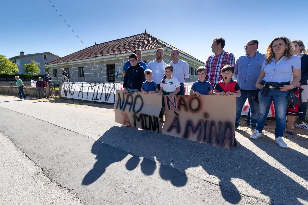 A população da freguesia que agrega as aldeias de Morgade, Carvalhais e Rebordelo, mobilizou-se contra a mina a céu aberto anunciada para esta localidade, apelando ao boicote nas Eleições Europeias, em Montalegre