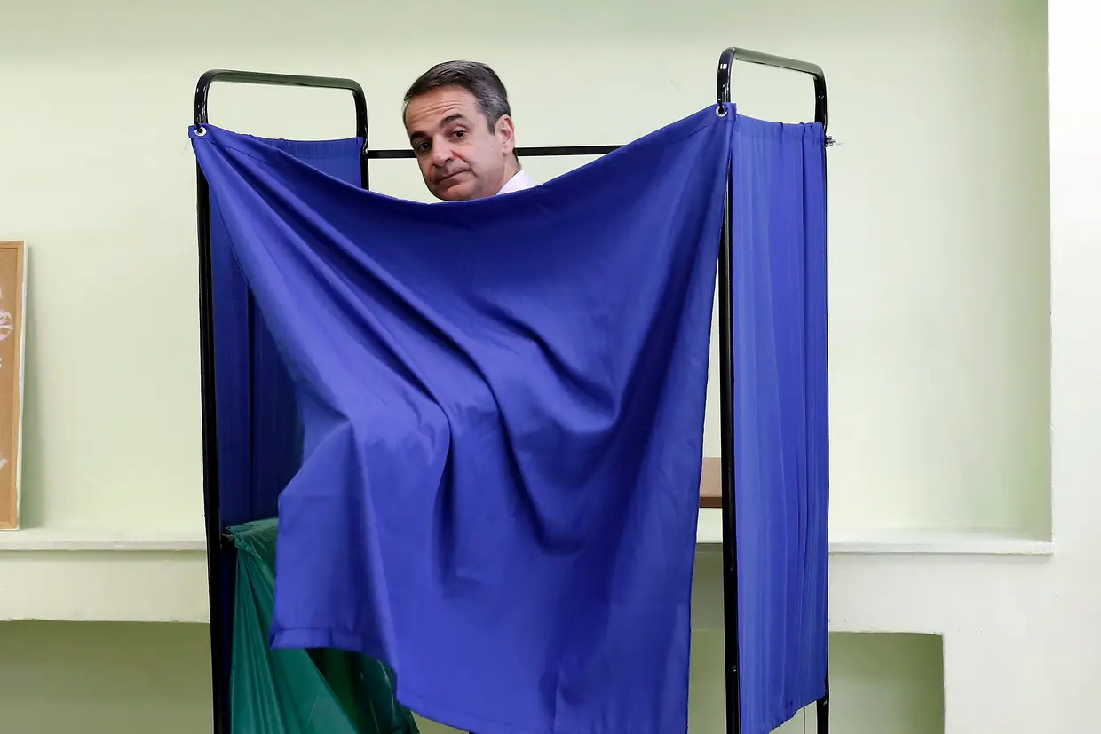 O líder do principal partido da oposição na Grécia, Nova Democracia, Kiriakos Mitsotakis, vota em Atenas.