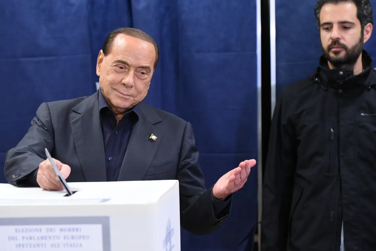 Ex-primeiro-minitro italiano Silvio Berlusconi vota em Milão.