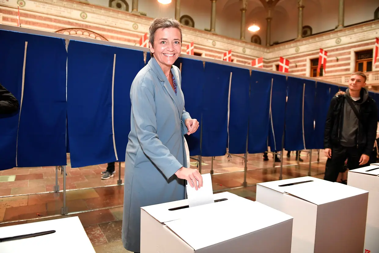 Candidata à presidência da Comissão Europeia, a dinamarquesa Margrethe Vestager, vota em Copenhaga.
