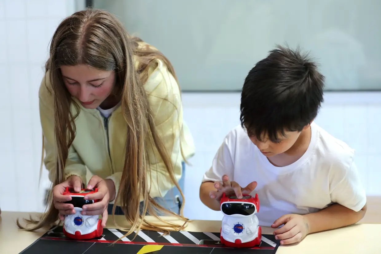 Alunos do Agrupamento de Escolas de Frazão em Paços de Ferreira mostram a colegas europeus os seus projetos na área da robótica no âmbito do "Young Masters of Games" (Jovens Mestres de Jogos), um dos cinco projetos Erasmus+, cujo objetivo é introduzir a programação no ensino de forma lúdica e apelativa.