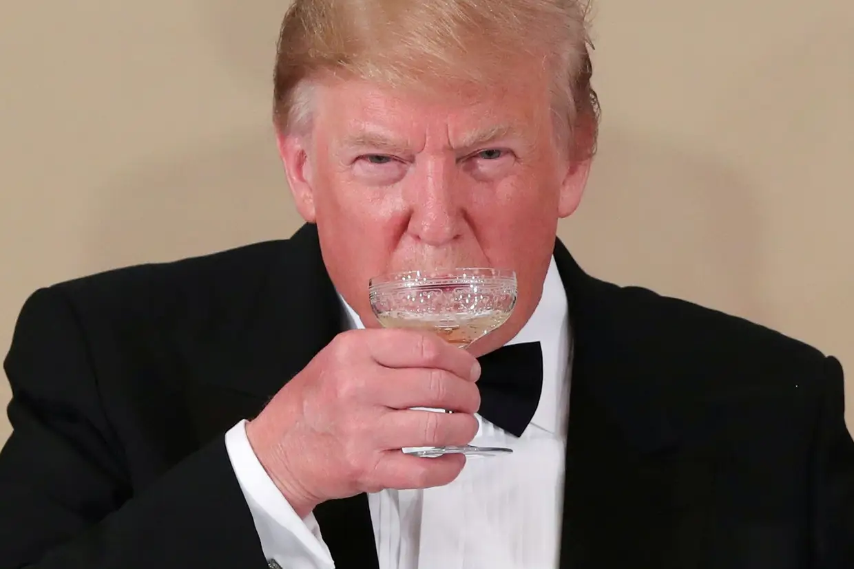 Donald Trump durante um jantar de estado no Palácio Imperial do Japão.