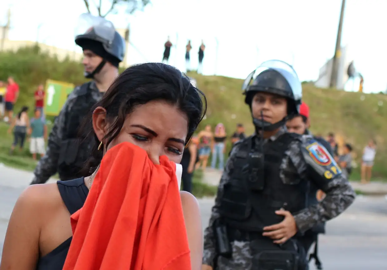 A familiar de um preso chora depois de quatro detidos terem sido encontrados estrangulados em quatro prisões diferentes em Manaus, no estado do Amazonas, Brasil.