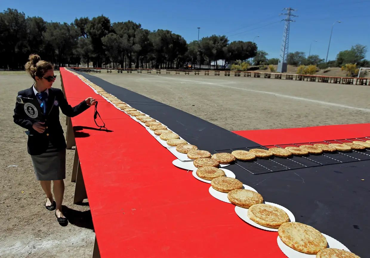 Novo recorde do Guinness para a fila de omoletes mais longa, com 210 metros de comprimento, em Getafe, Espanha.