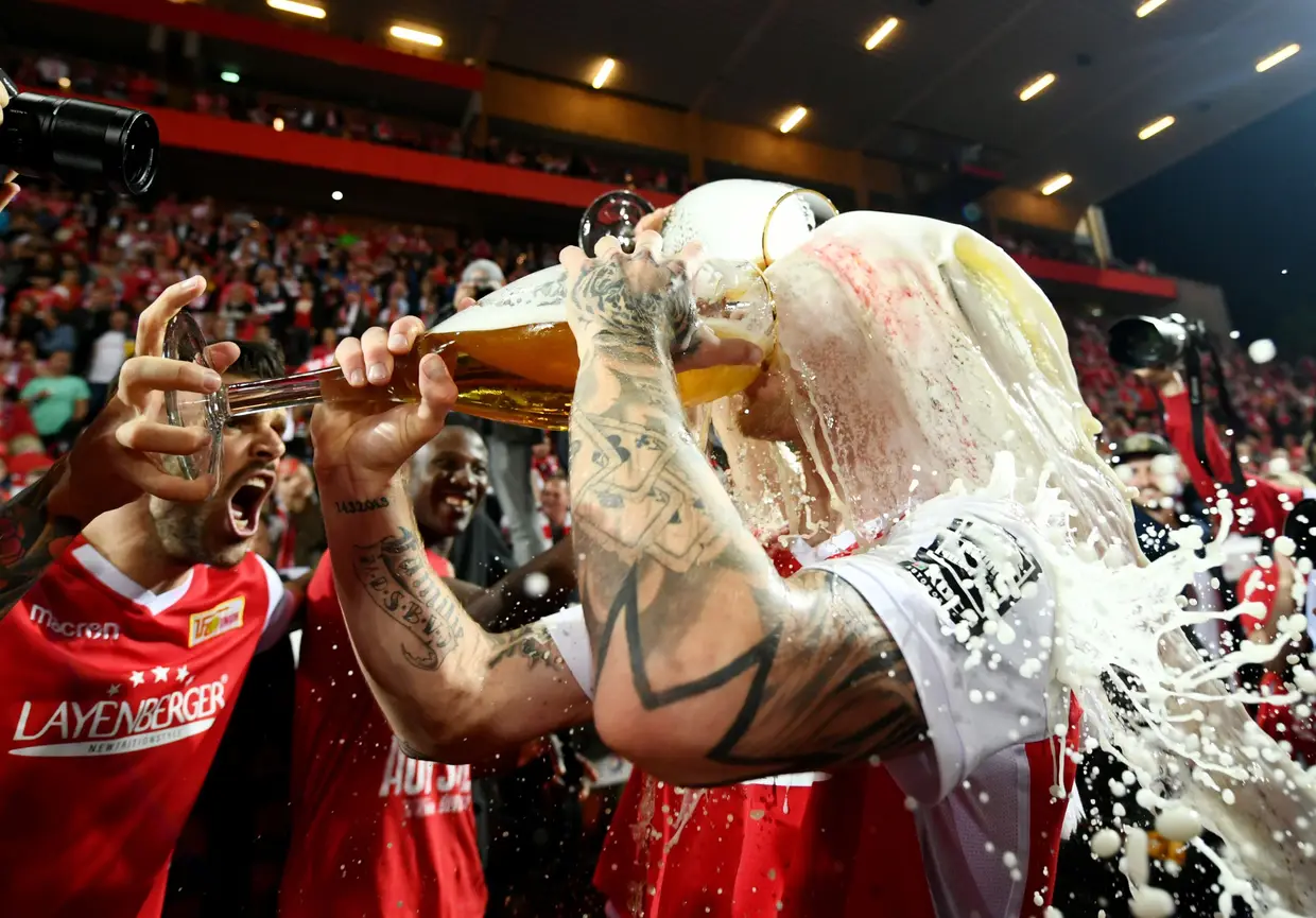 A festa no relvado depois do União de Berlim garantir pela primeira vez na sua história a subida I Liga alemã de futebol.