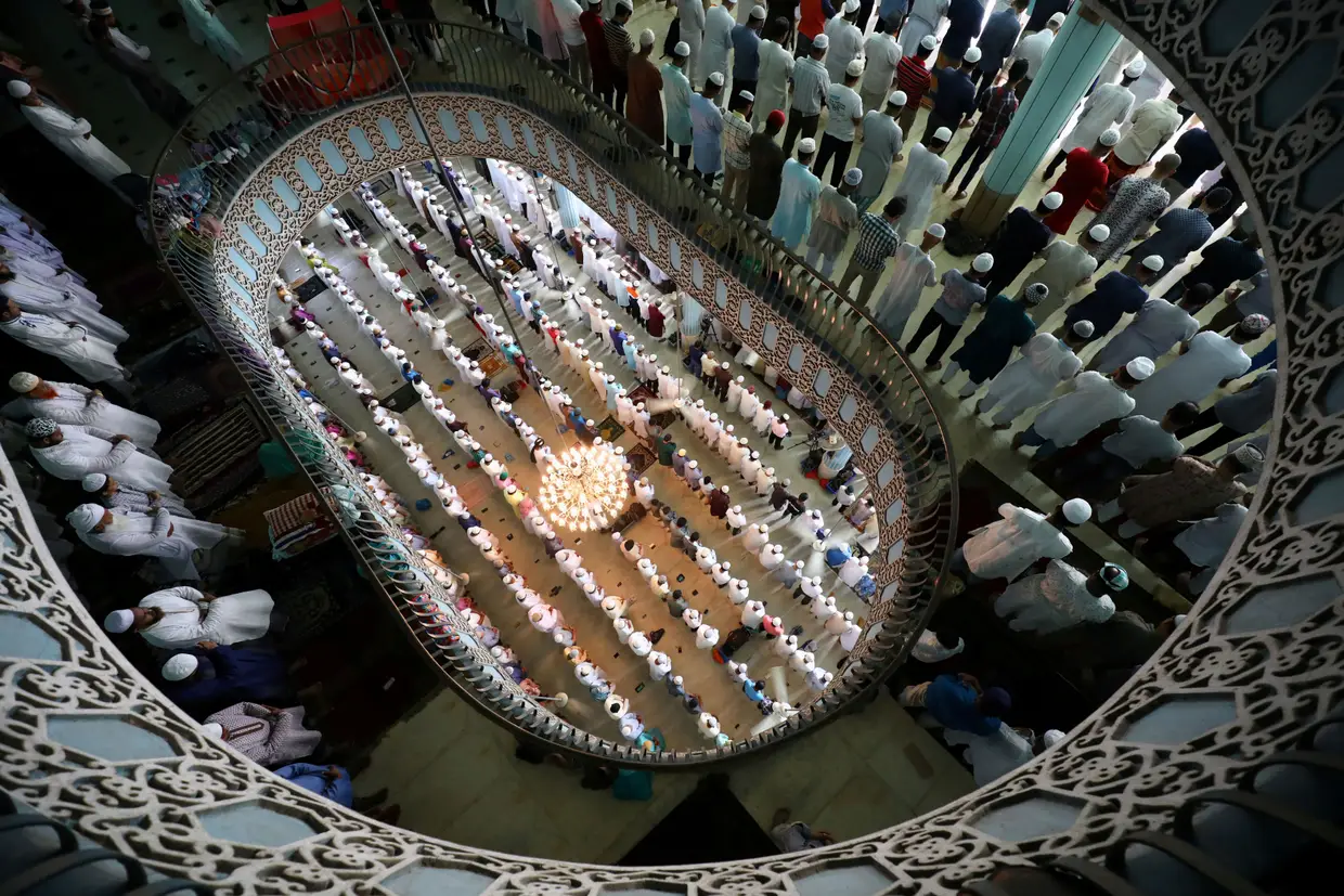 Muçulmanos oram durante o mês do Ramadão, em Daca, Bangladesh.