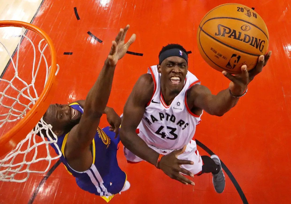 Toronto Raptors vs. Golden State Warriors em Toronto, Canadá.