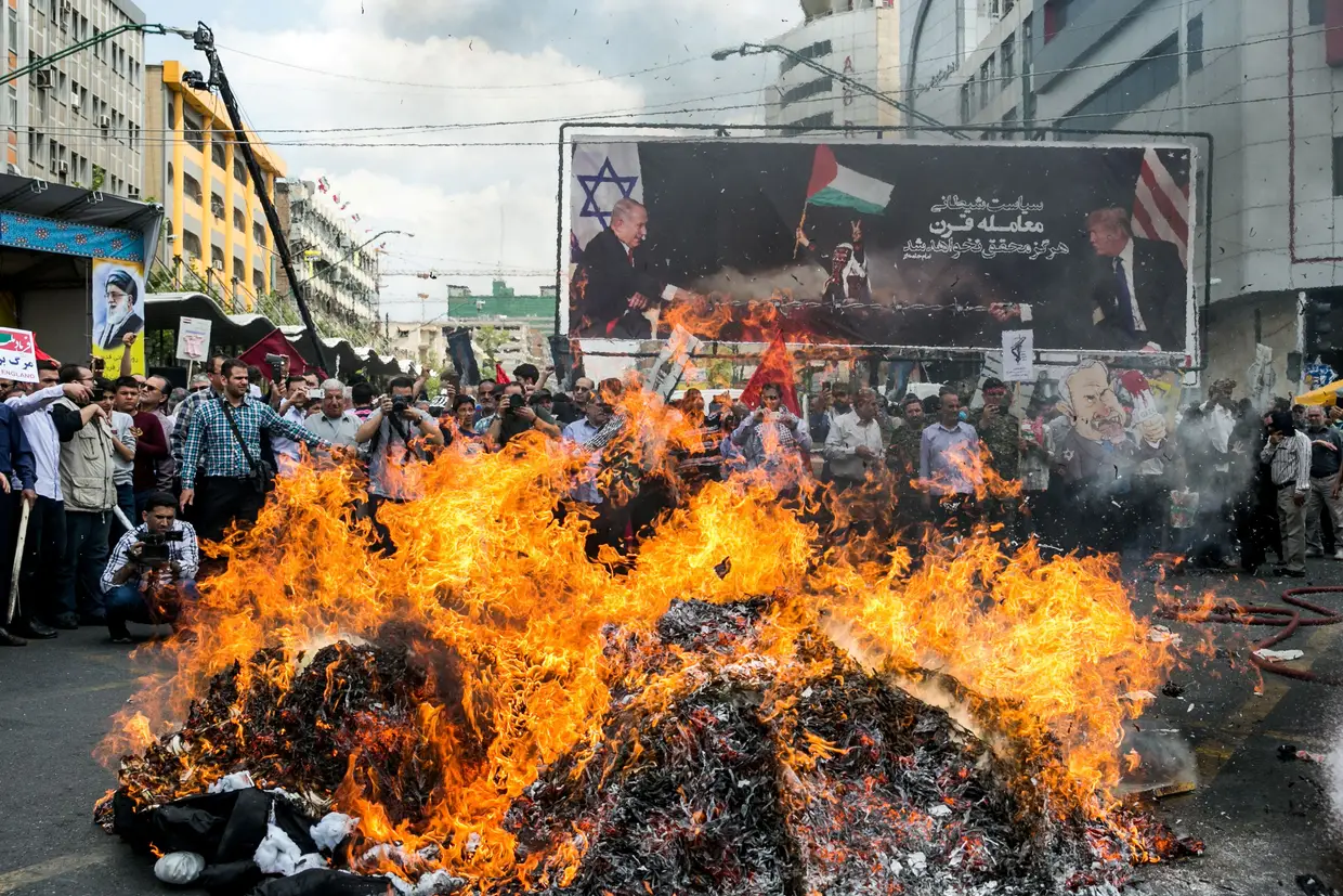 Iranianos marcham durante um protesto no Dia de Jerusalém, em Teerão.