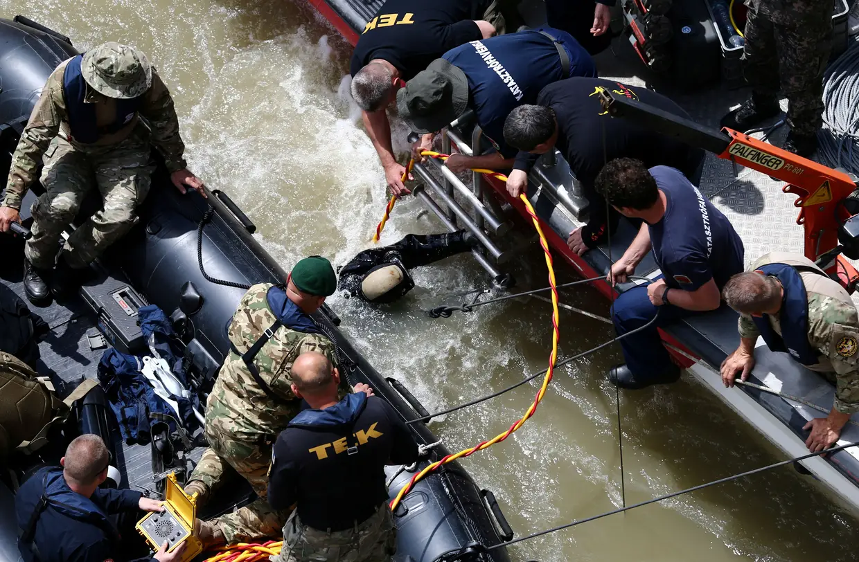Operações de busca no rio Danúbio, na Hungria, depois da colisão entre dois barcos ter provocado vários mortos e desaparecidos.