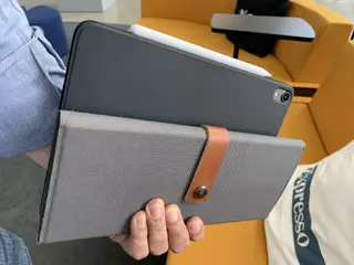 A capa faz toda a diferença para usar este teclado. Está feita para o Magic Keyboard da Apple mas aberta pode funcionar com qualquer tablet ou até telefone que tenha Bluetooth. É a Canopy da empresa de design Studio Neat.