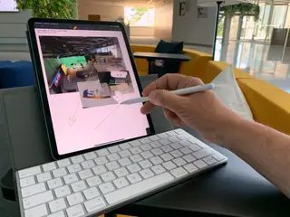 Uma máquina de escrever com todas as capacidades de um tablet para bloco notas sofisticado, por exemplo