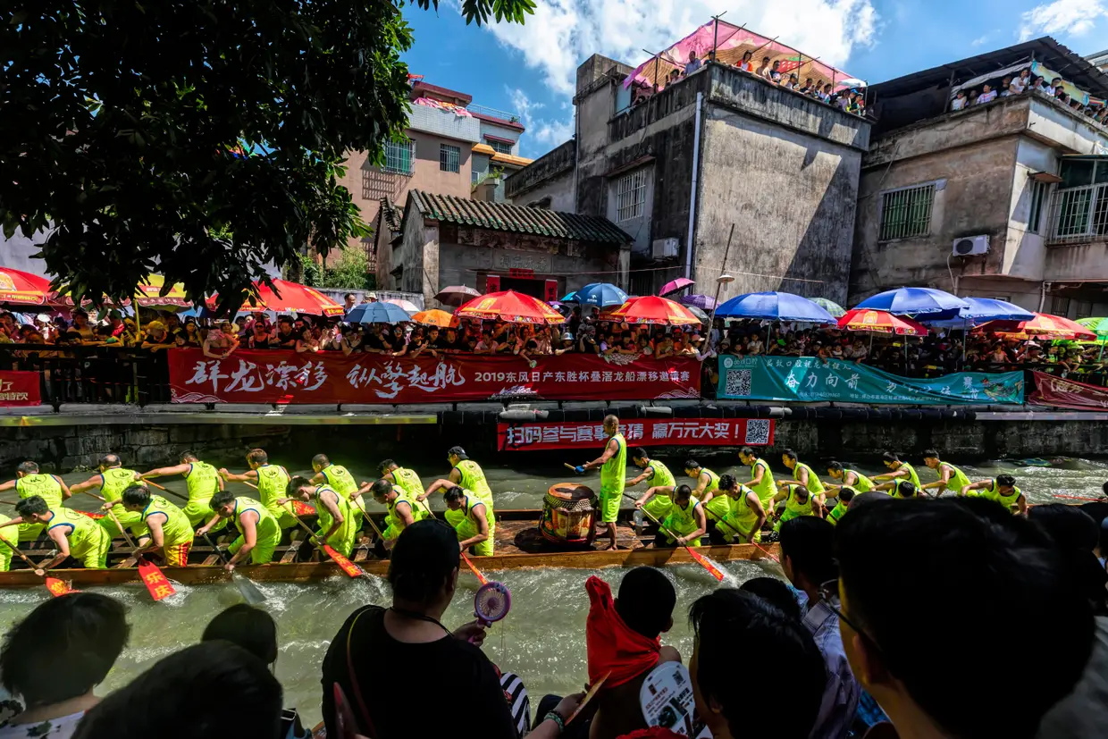Corrida anual de barcos-dragão em Foshan, China.