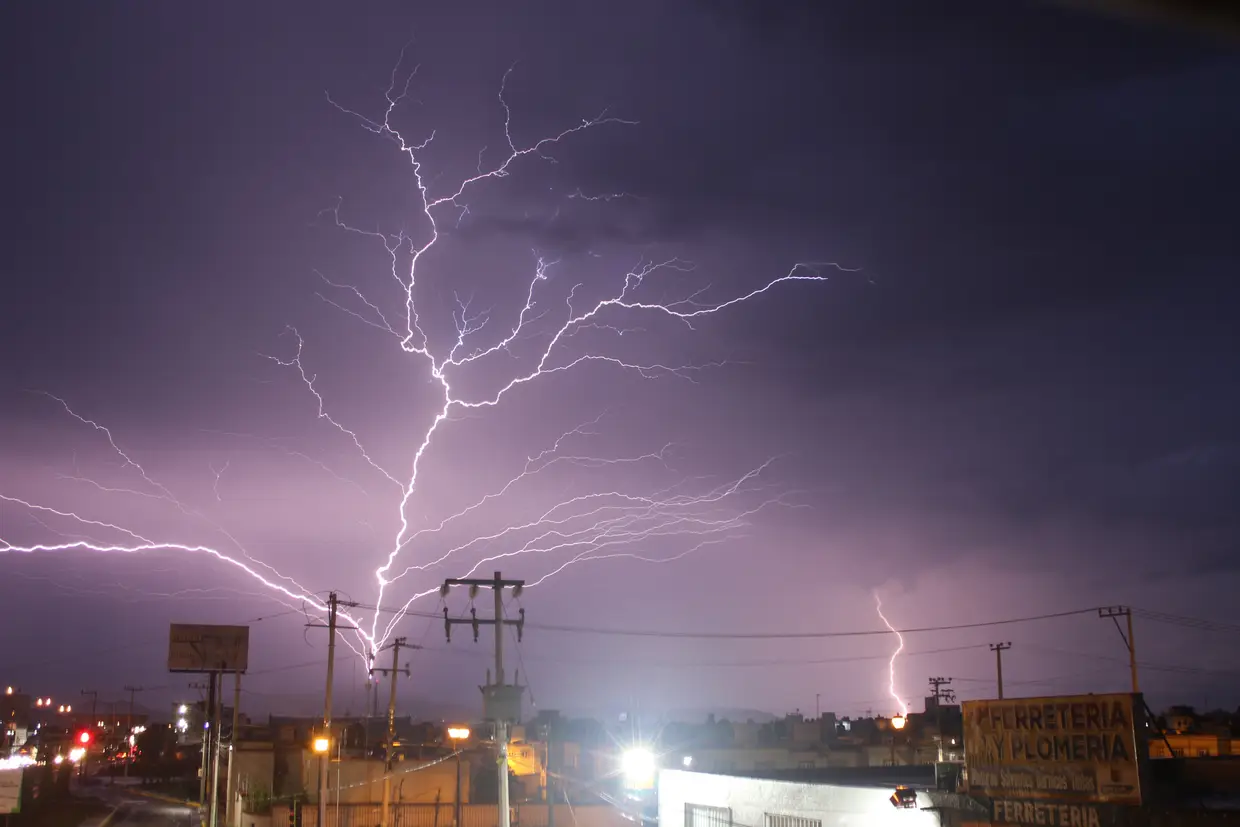 Tempestade ao início da manhã em Pachuca, México.