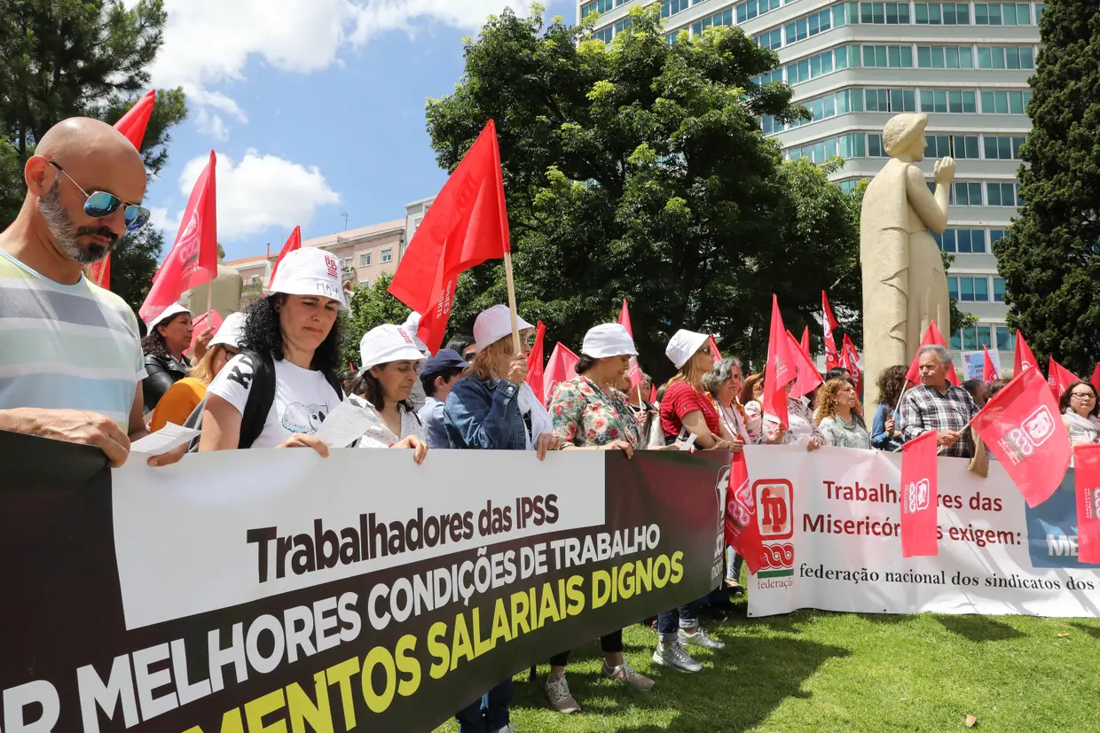 Manifestação dos trabalhadores das instituições particulares de solidariedade social, das misericórdias e da União das Misericórdias Portuguesas convocada pela CGTP-IN, com o objetivo de exigirem a valorização dos trabalhadores, a melhoria dos salários, o respeito pela contratação coletiva e melhores condições de trabalho, frente ao Ministério do Trabalho, Solidariedade e Segurança Social, em Lisboa.