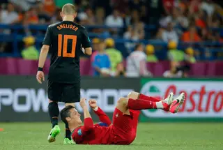 Cristiano Ronaldo a festejar a conquista do primeiro lugar do grubo B, durante a fase de qualificação para o Euro 2012, depois de uma vitória frente à seleção da Holanda.