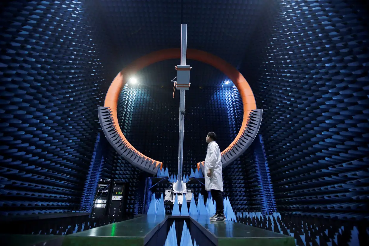 Um engenheiro examina uma antena de 5G da Huawei em Dongguan, China.
