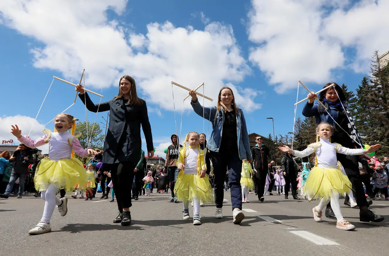 Um passeio que celebra o Dia da Criança, em Krasnoiarsk, Rússia.
