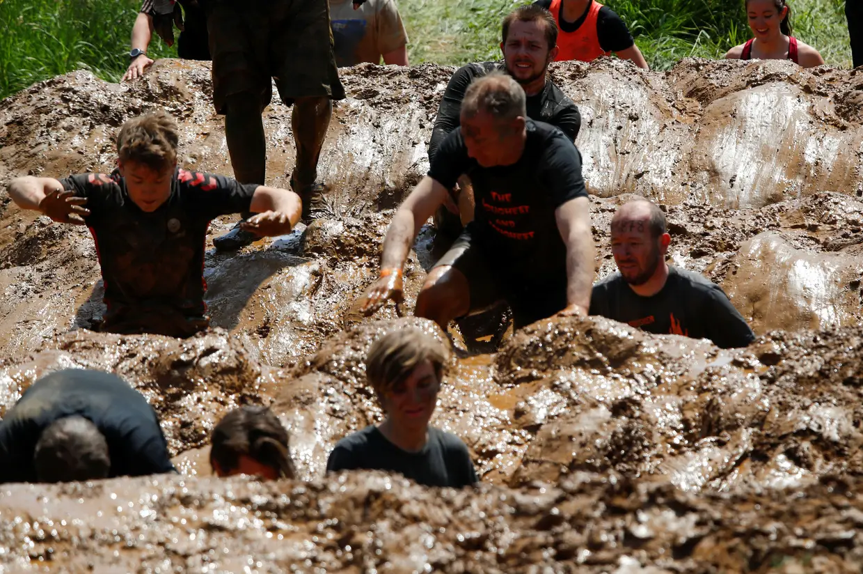 Uma corrida na lama, em Arnsberg, Alemanha.