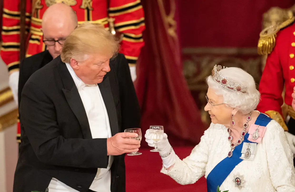 O Presidente dos Estados Unidos, Donald Trump, brinda com a Rainha Isabel II de Inglaterra durante uma visita de Estado do primeiro ao Reino Unido.