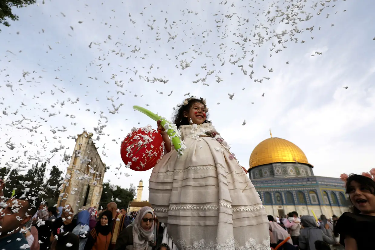 Muçulmanos celebram o fim do mês do Ramadão em Jerusalém, Israel.