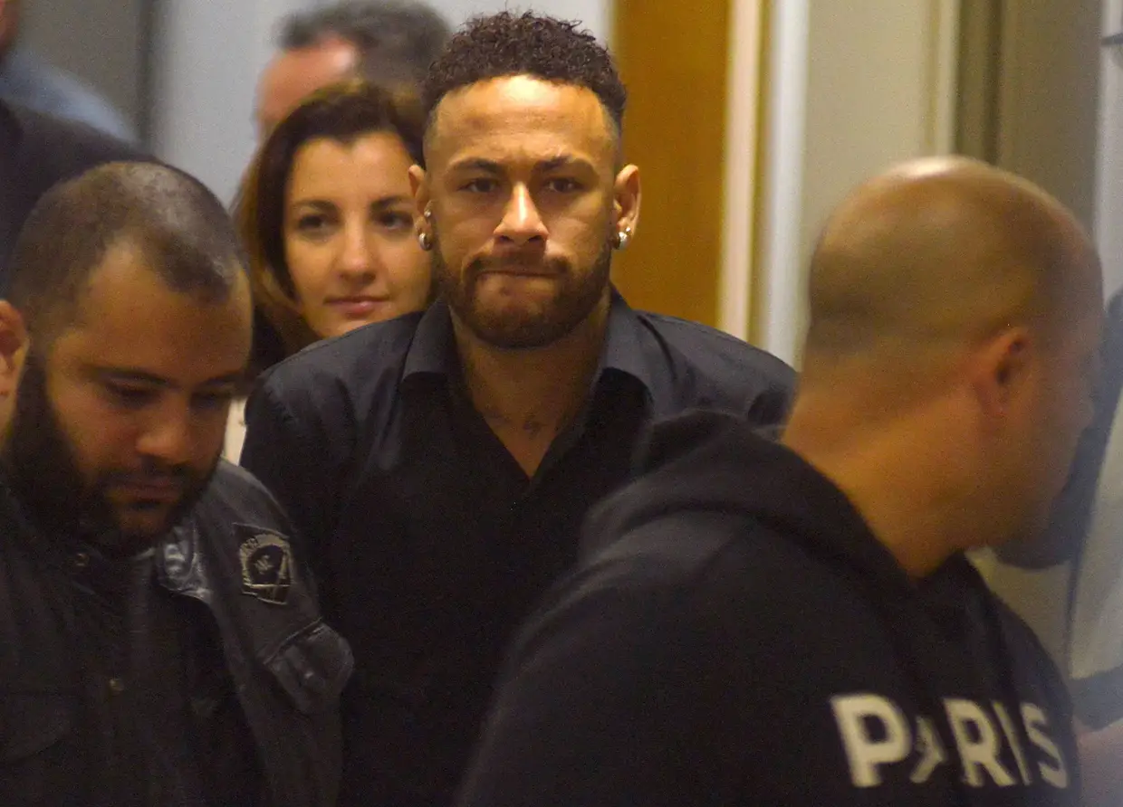 O futebolista brasileiro Neymar à saída da estação da polícia após prestar depoimento, no Rio de Janeiro, Brasil.