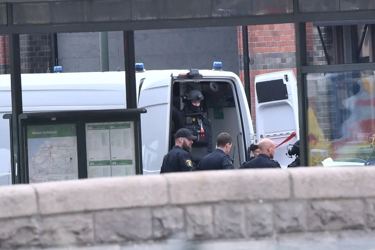 Um esquadrão anti bombas da polícia na Estação Central de Comboios de Malmo, na Suécia, onde a polícia baleou um homem por suspeitas de planear um ataque.