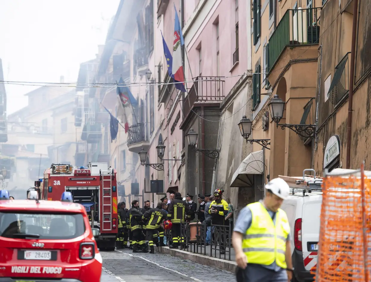 Bombeiros no local de uma explosão em Rocca di Papa, perto de Roma, em Itália.