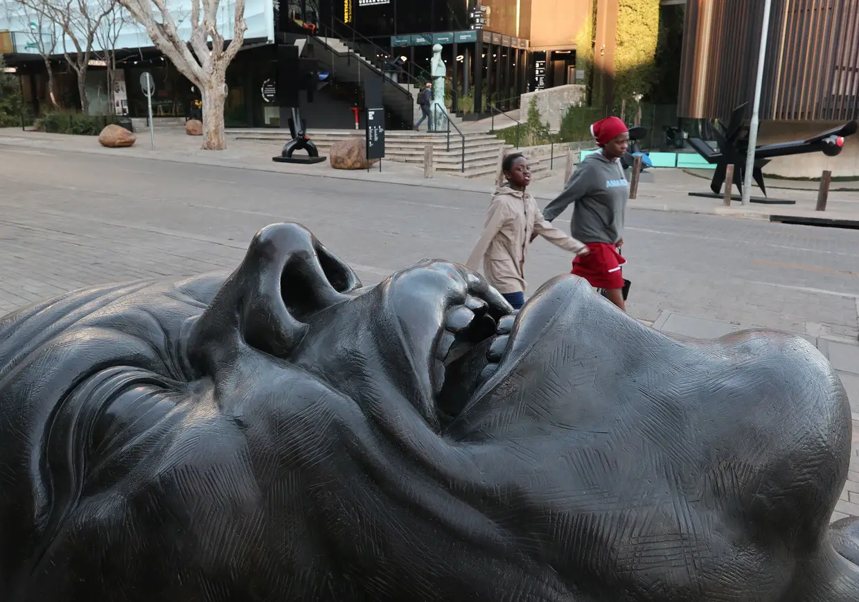 A escultura de uma cara no centro artístico de Keyes Art Mile, em Joanesburgo, África do Sul.