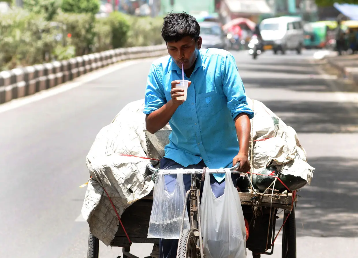 Um indiano hidrata-se durante mais um dia de calor em Nova Deli, na Índia. De acordo com os media locais, algumas partes da cidade atingiram os 48 graus.