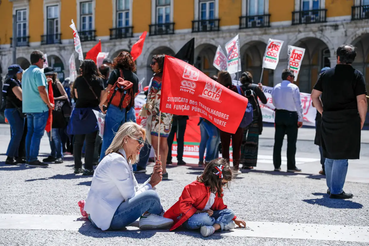 Veterinários da Direção-Geral de Alimentação e Veterinária durante uma manifestação pacífica, em início de greve de 48 horas, em Lisboa.