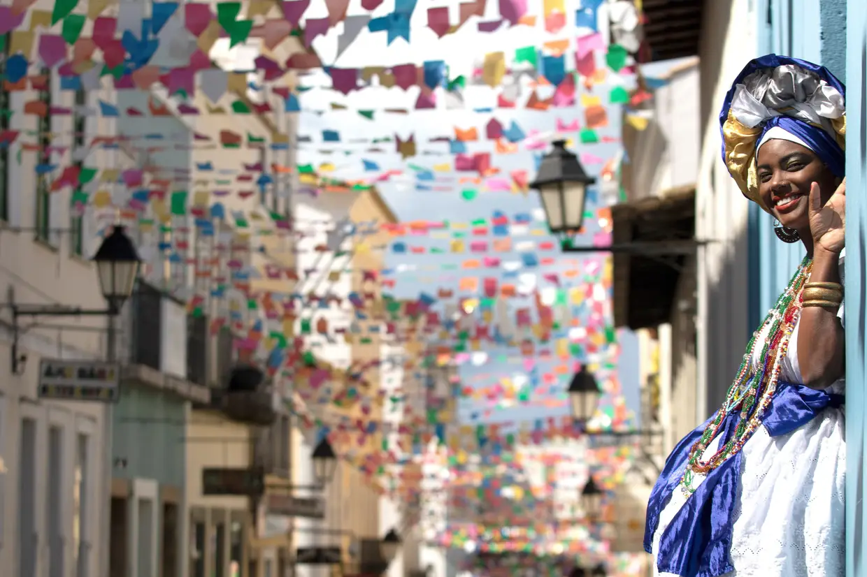 Uma baiana no Pelourinho, o centro histórico de Salvador, no Brasil.