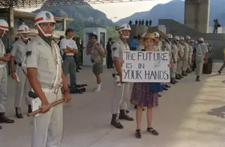 Protesto em frente ao local onde os líderes de 1992 se reuniram para a Cimeira da Terra no Rio de Janeiro