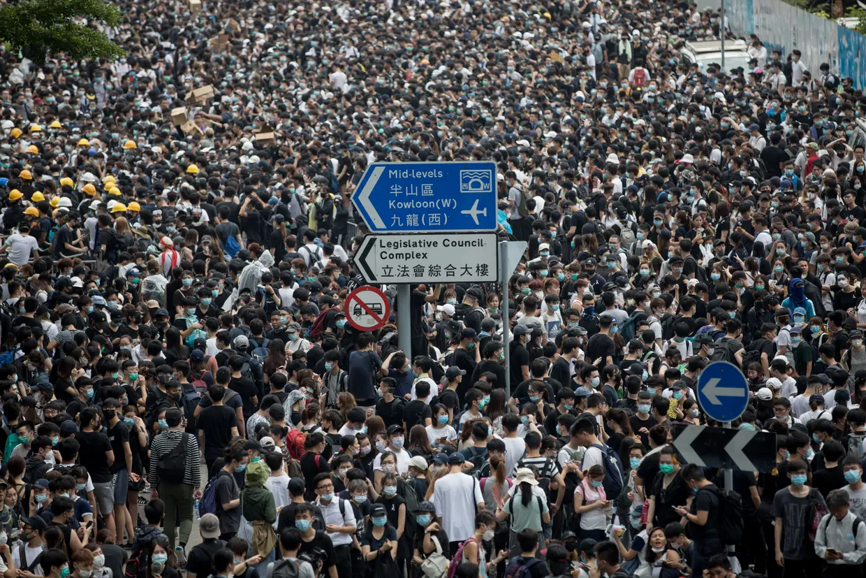 Milhares de manifestantes cercam parlamento em Hong Kong contra lei da extradição