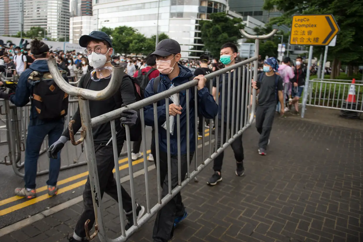 Milhares de manifestantes cercam parlamento em Hong Kong contra lei da extradição