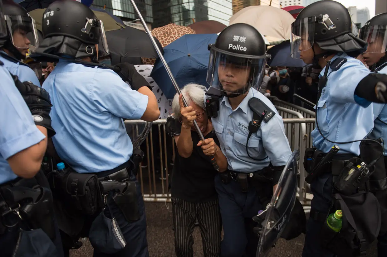 Milhares de manifestantes cercam parlamento em Hong Kong contra lei da extradição