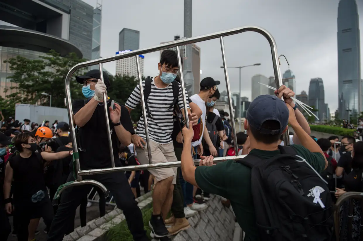 Milhares de manifestantes cercam parlamento em Hong Kong contra lei da extradição