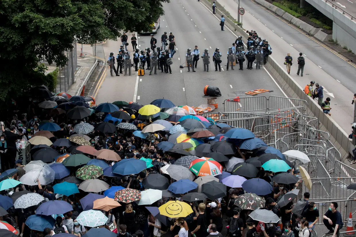 Milhares de manifestantes cercam parlamento em Hong Kong contra lei da extradição