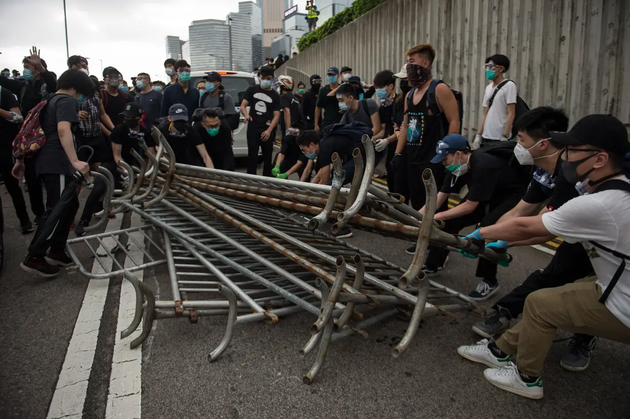 Milhares de manifestantes cercam parlamento em Hong Kong contra lei da extradição