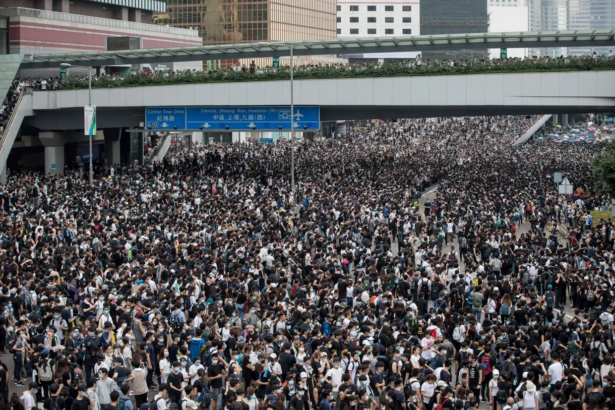 Milhares de manifestantes cercam parlamento em Hong Kong contra lei da extradição