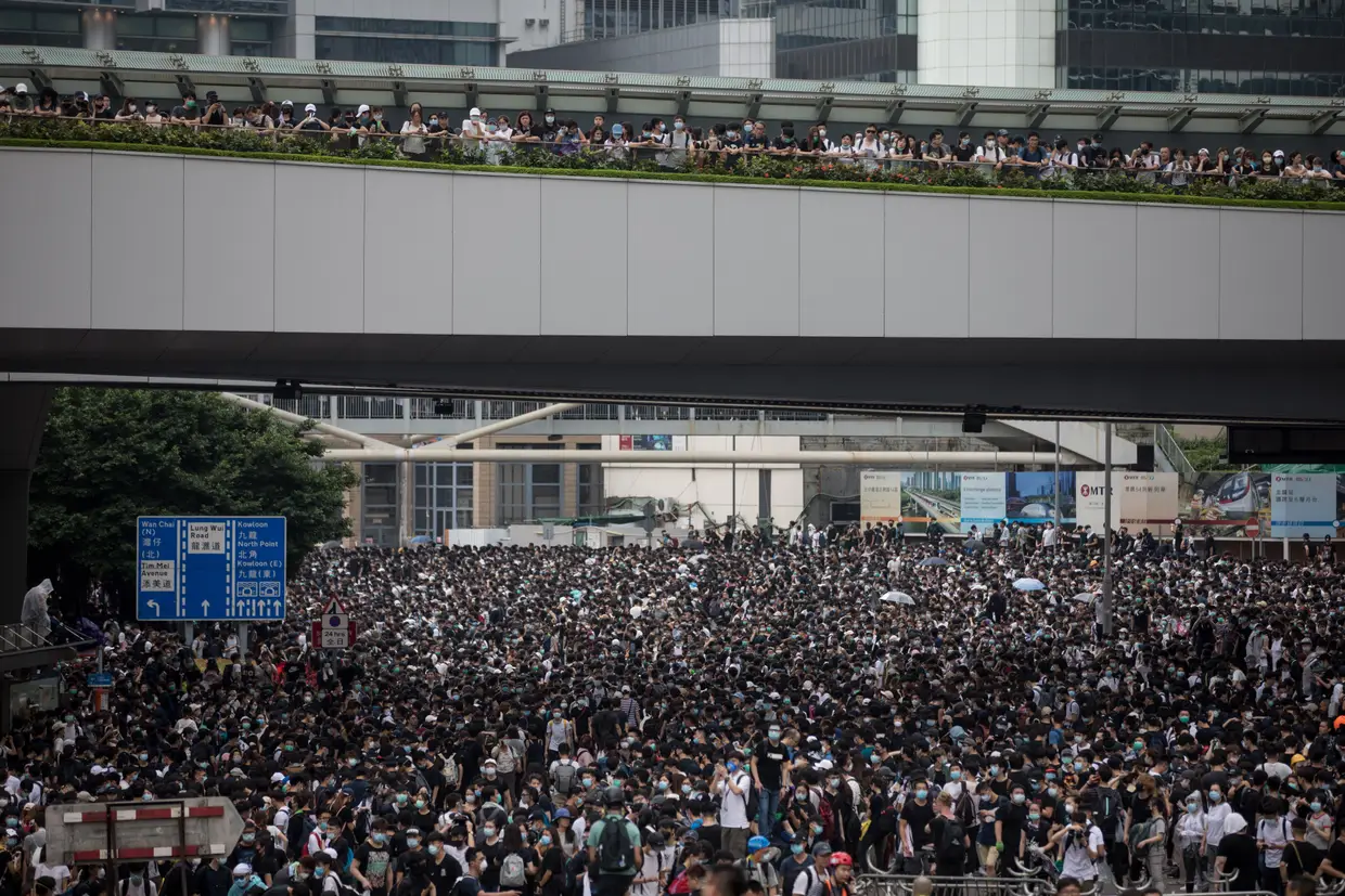 Milhares de manifestantes cercam parlamento em Hong Kong contra lei da extradição