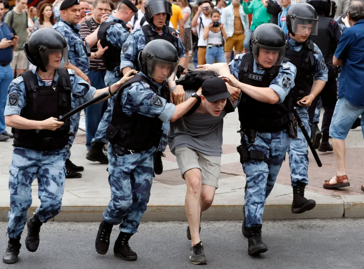 Pelo menos 400 manifestantes foram detidos em Moscovo, na Rússia, durante uma marcha contra os abusos policiais e em apoio do jornalista Ivan Golunov acusado de tráfico de droga e já libertado.