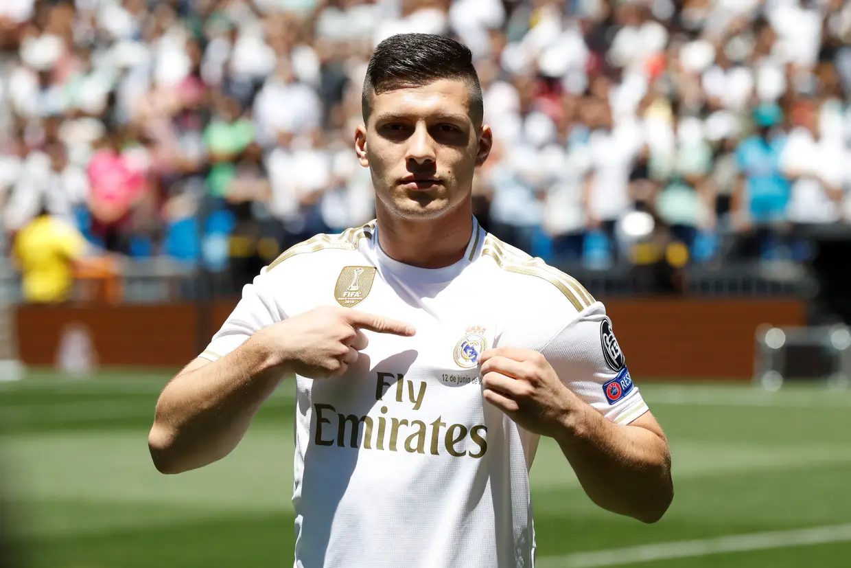 A apresentação do antigo jogador do Benfica, Luka Jovic, no Real Madrid, no Estádio Santiago Bernabéu, Madrid, Espanha.