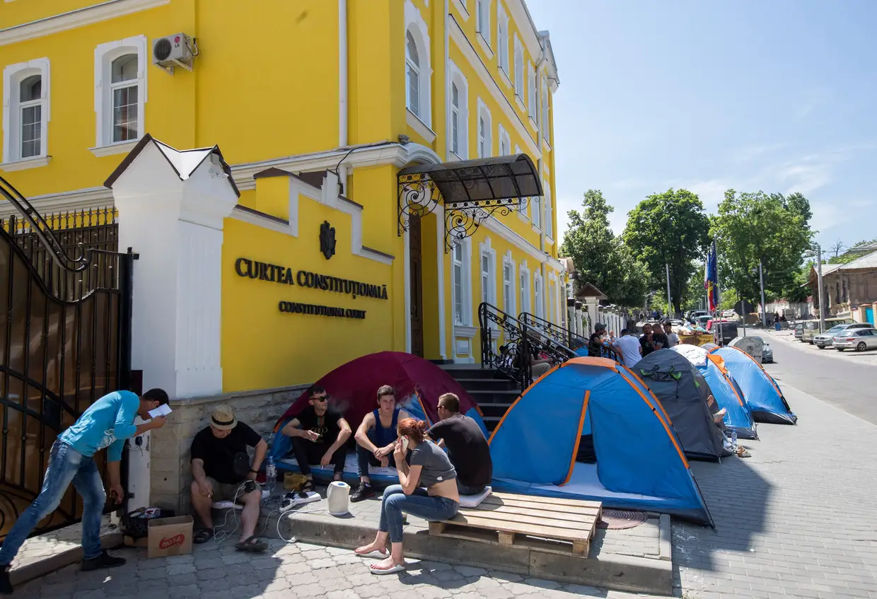 Apoiantes do Partido Democrata acampados à porte do Tribunal Constitucional, em Chisinau, na Moldávia, em protesto contra o novo Governo.