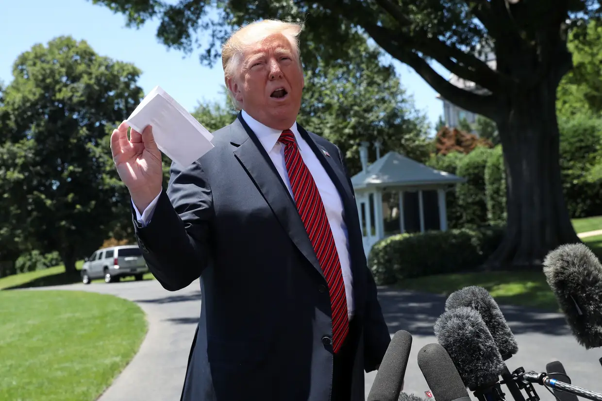 Trump exibe documento secreto e volta a quebrar as regras da diplomacia internacional