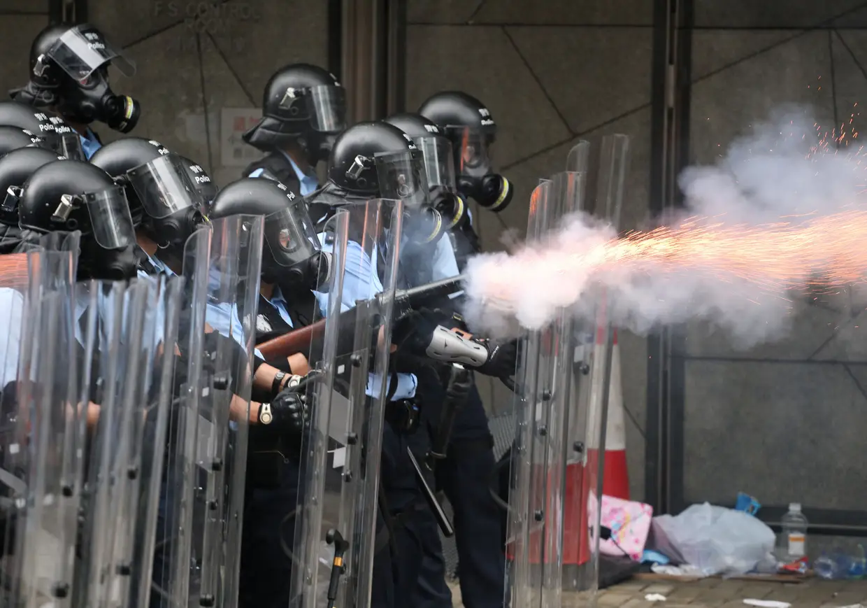 Polícia de Hong Kong carrega sobre manifestantes no centro da cidade