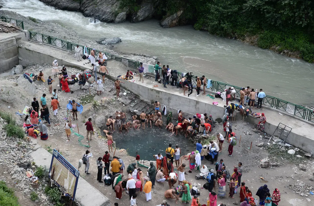Indianos tomam o "banho sagrado" num lago perto do templo Kedarnath, recentemente restaurado depois de ser atingido pelas inundações de 2013, em Kedarnath, Índia