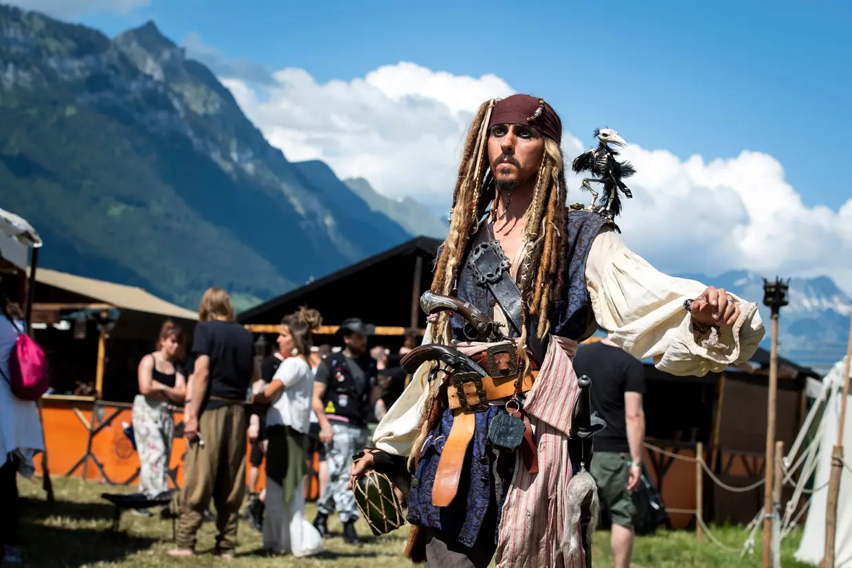 Um homem vestido de Jack Sparrow na abertura do Festival Greenfield, em Interlaken, Suíça.