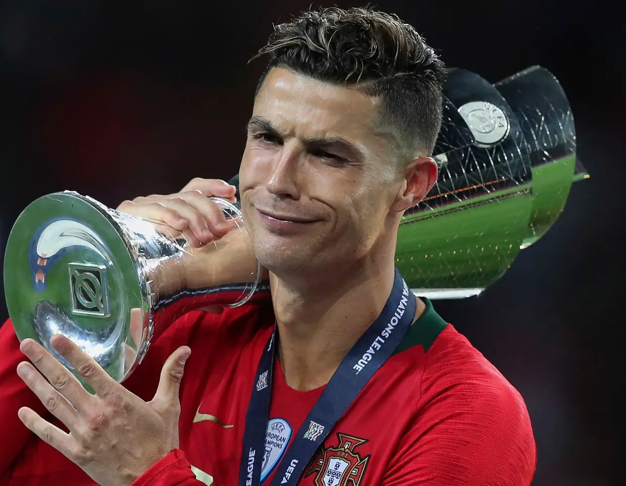 Cristiano Ronaldo com o troféu da Liga das Nações